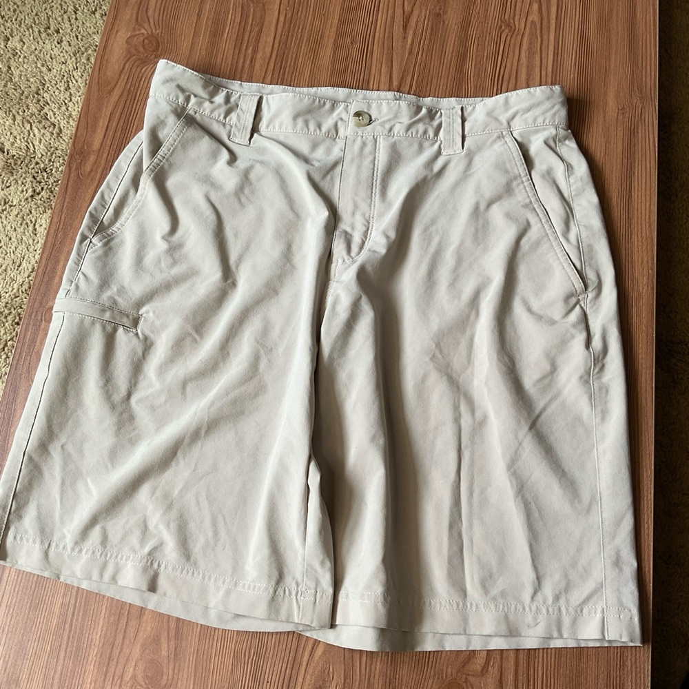 Columbia Men's PFG fishing Cargo Shorts size 34”